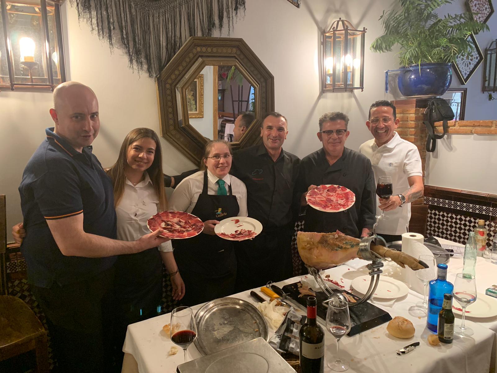 NUESTRO MAESTRO CORTADOR DE JAMÓN IBÉRICO DE BELLOTA LA DESPENSITA IMPARTE CURSO DE CORTE DE JAMON PARA PROFESIONALES DE LA HOSTELERÍA EN MADRID